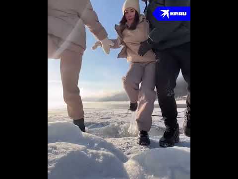 Молодежь Чуть Не Провалилась Под Лед Во Время Фотосессии На Байкале