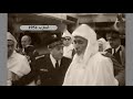 ضباط عسكريون فرنسيون يرافقون السلطان المغربي الجديد بن عرفة 1954 