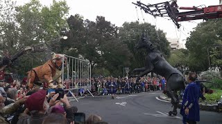 LE ROYAL DE LUXE, Villeurbanne 2022, Le Bull Machin et le Xolo, la course