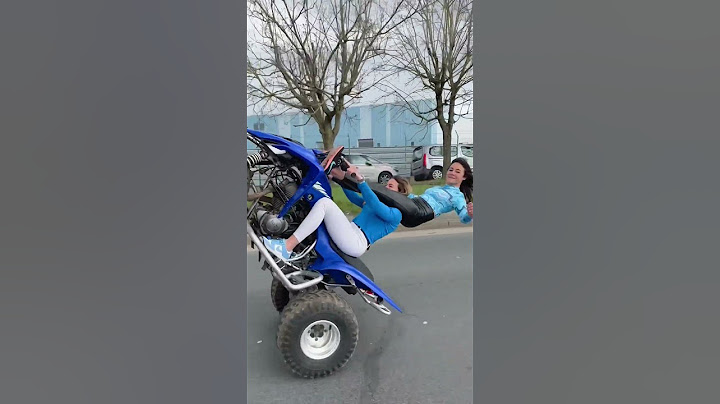 Wheelie a 2 sur les épaules 💁🏼‍♀️ #bikergirl #cass #bike