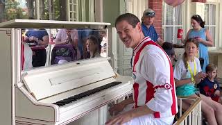 DISNEY PIANIST NEAL AT CASEY'S CORNER IN MAGIC KINGDOM  BEST PIANO PLAYER EVER!