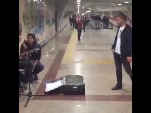 Taksim Metrosunda Manganın Solisti Ferman Akgül-Cevapsız Sorular.