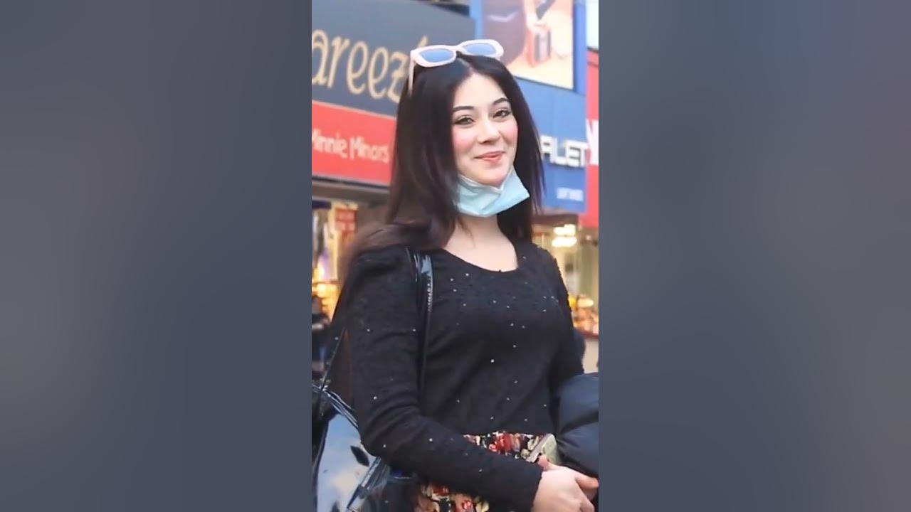 pakistani-beautiful-girl-about-say-neighbour-country-india-or-china-or