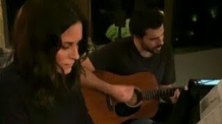 'Friends' Bossy Courteney Cox Plays Piano To Alicia Keys New Song 'Underdog' With BF Johnny McDaid