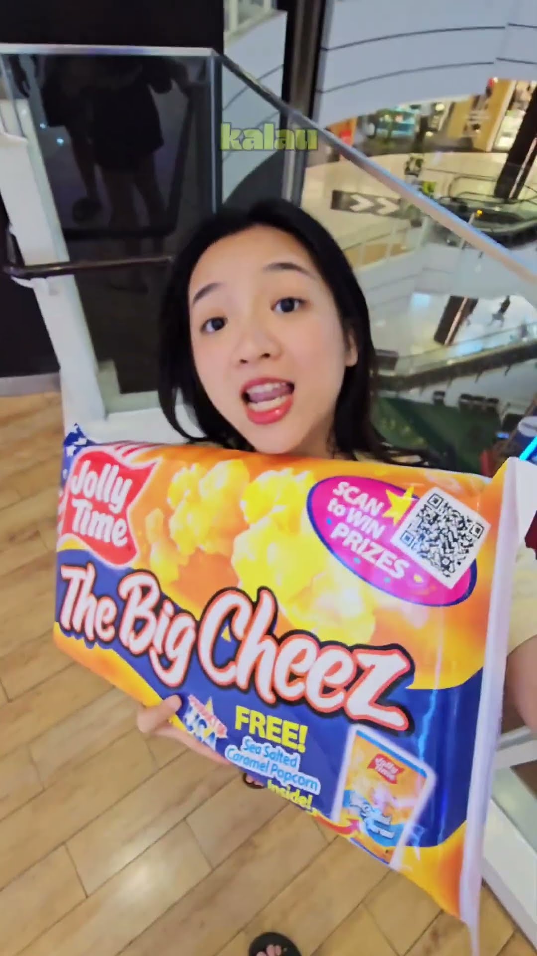 CHALLENGE HABISIN POP CORN RAKSASA DI ESKALATOR!