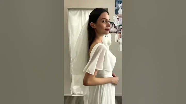 Iona is the perfect dress to Accessorise with our veils ✨ #wed2b #bridal #trending #wedding