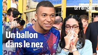 Mbappé tire dans le nez d’une spectatrice, et arrête son échauffement pour s’excuse