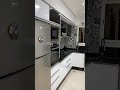 مطبخ رائع باللون الأسود و الأبيض