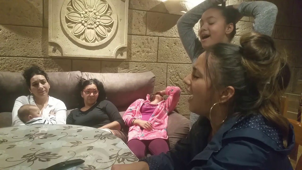 Rosi y saray de san Fernando  en cantando en casa de ala rebe