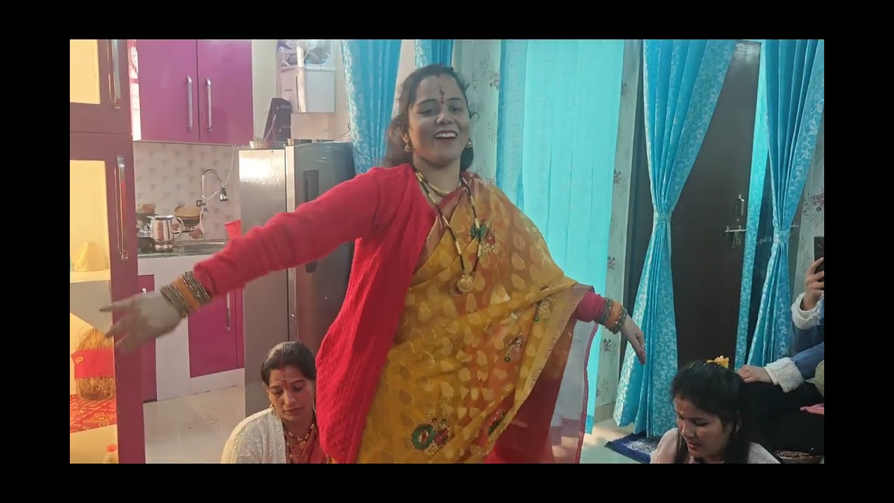 गृह प्रवेश मैं हेमा पहाड़ी ब्लॉगर का डांस 