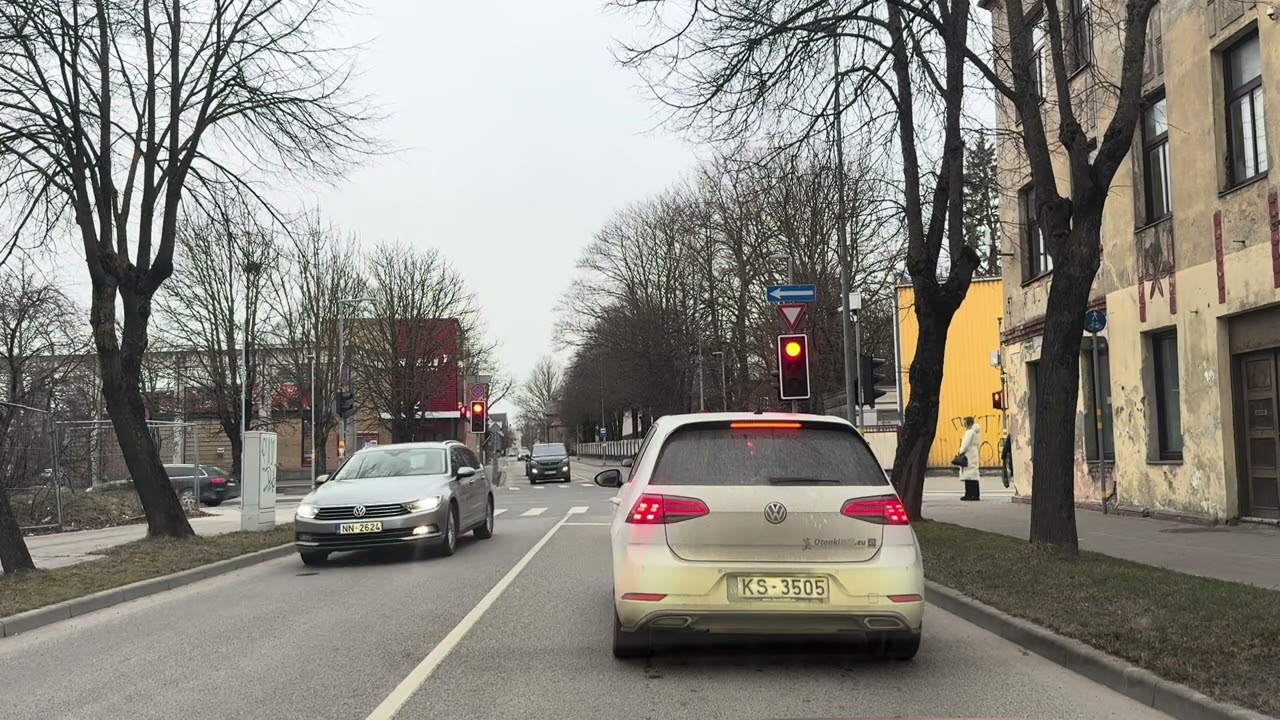 Nogriešanās krustojumā uz brauktuves ar divām joslām