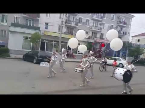 Drum School -ის მოსიარულე დრამერები ფოთში