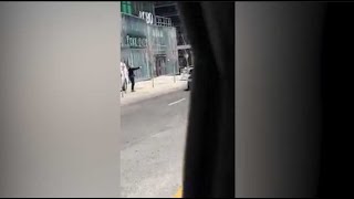 Attaque au véhicule-bélier à Toronto : les images du policier arrêtant le chauffeur