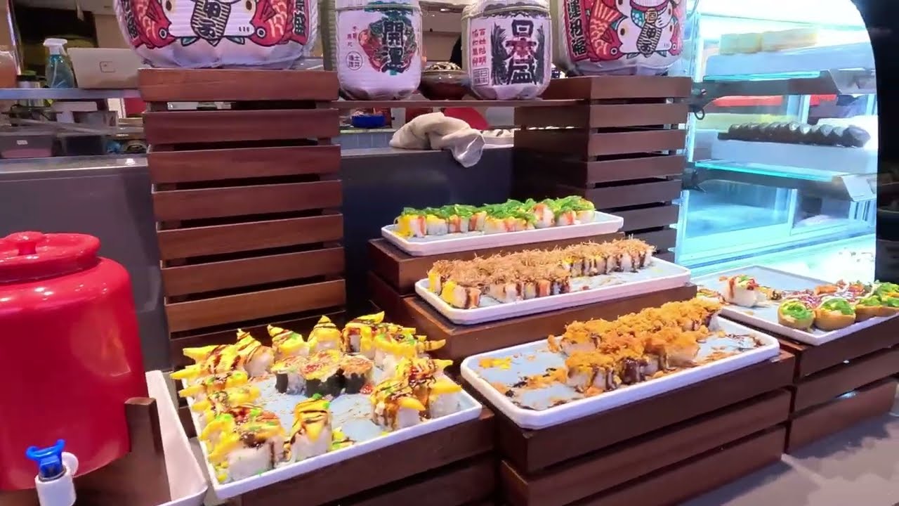 中國宜昌一家生意火爆的燒烤自助餐廳，59.9元一位，食材豐富，蔬菜肉類管飽，點心飲料管夠，現切牛肉，薄切五花，香辣魷魚，應有盡有，簡直是大胃王的開心快樂地！