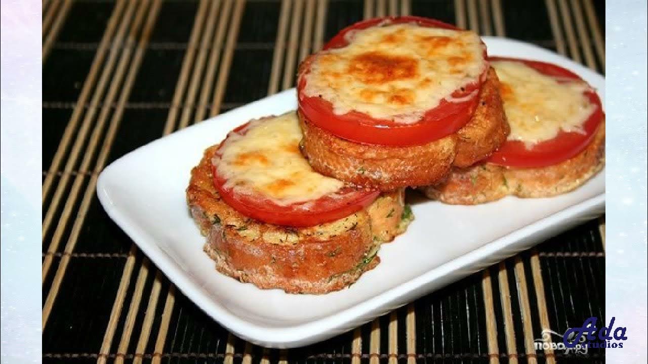 Горячий бутерброд с сыром помидорами чесноком. Батон с помидорами. Горячий бутерброд с помидором и сыром. Горячий бутерброд с сыром помидорами чесноком. Бутерброды с помидорами и сыром и чесноком.