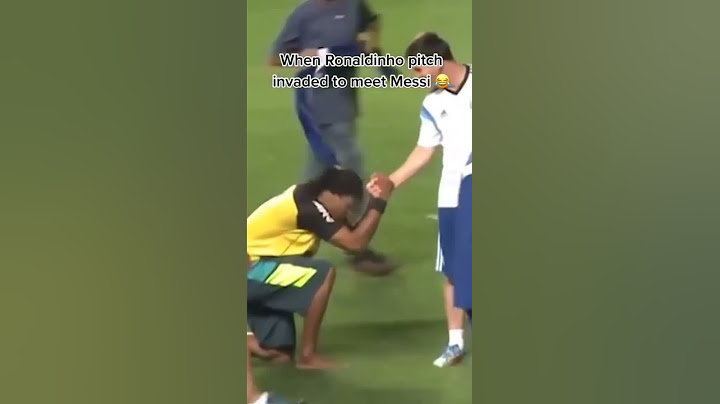 When Ronaldinho invaded pitch to meet Messi😂
