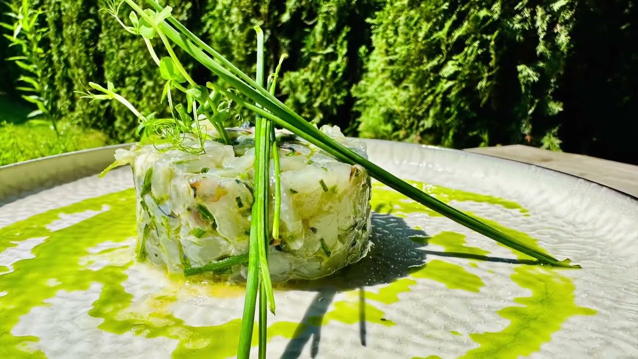 Ταρταρ γαρίδας με φρέσκο  Κρεμμύδι Τσάβεζ Λάιμ και λάδι μαϊντανού by Executive chef Christos Zervas￼