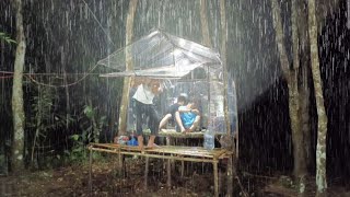 Overnight in a plastic tree house, sleep soundly until morning, relaxing rain sound