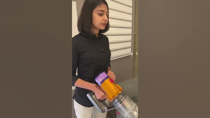 Trying the cord-less Vacuum Cleaner from Dyson #shorts #dyson