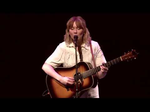 Molly Tuttle sings Carolina in My Mind