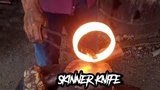 : He made a skinner knife from the bearing circle / PISAU SESET