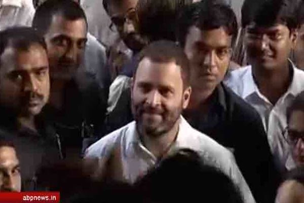 DeMonetisation: Rahul Gandhi reaches bank to withdraw Rs 4000, says "will stand with the p