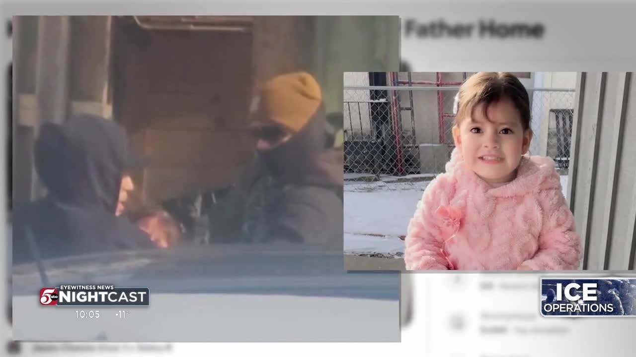 Иммиграционная и таможенная служба США (ICE) отправила двухлетнюю девочку в Техас, несмотря на по...