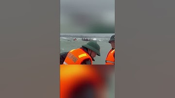 Cứu sống 14 ngư dân chìm tàu giữa vùng biển động. #shorts