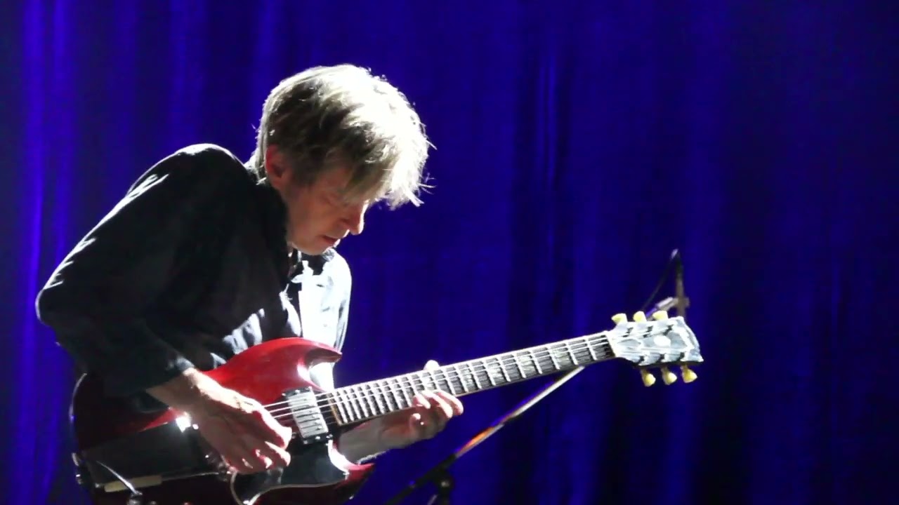 H2B-07 - ERIC JOHNSON AMAZING SOLO PLAYING A GIBSON SG - YouTube