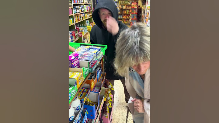 A Heartwarming Act: A Young Man’s Kindness to an Elderly Woman
