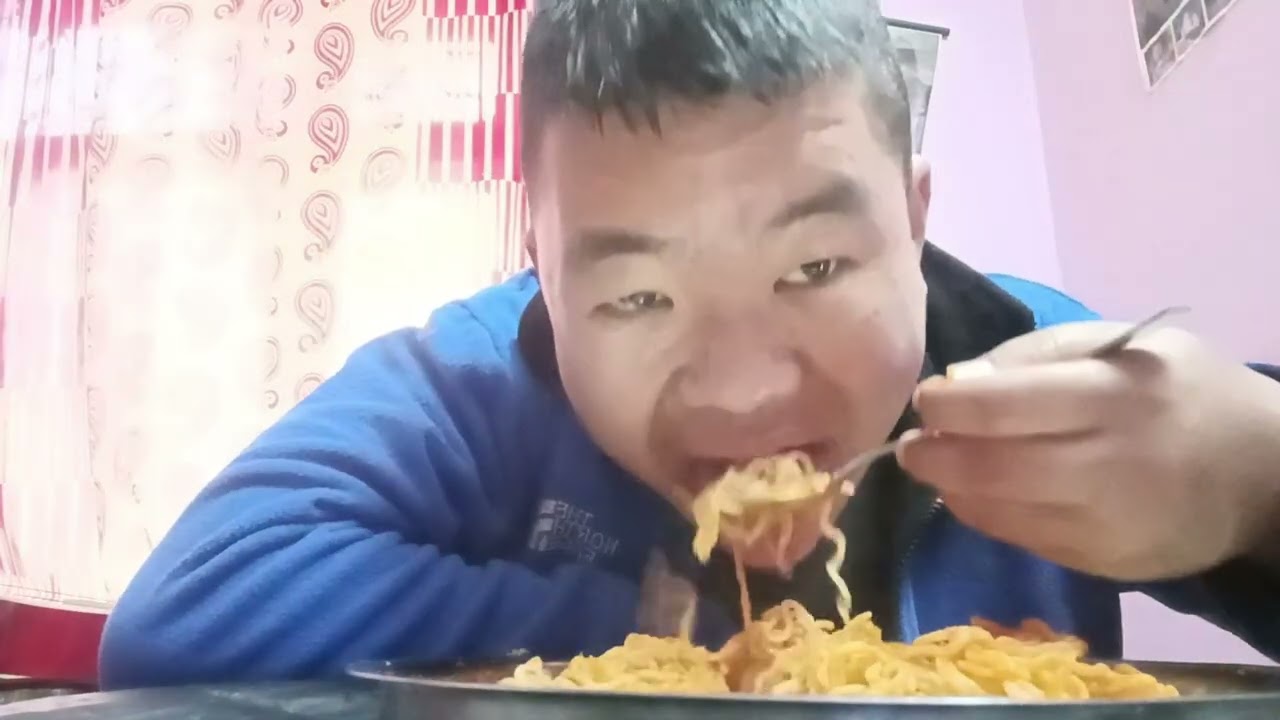 Ramen mukbang
