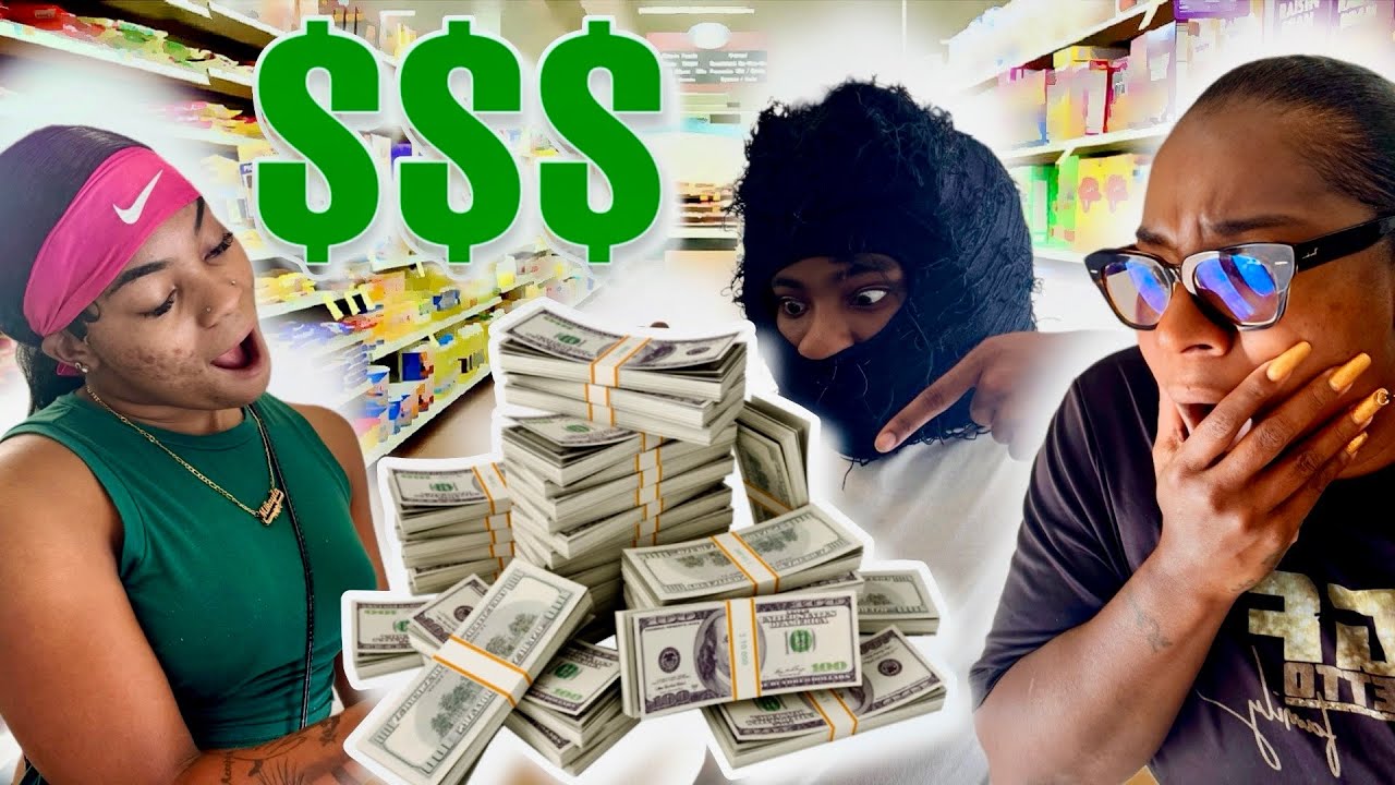 RUNNING OUT THE STORE WITH A STACK OF CASH PRANK ON MOM *HILARIOUS*