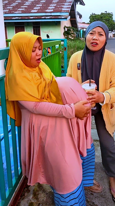 Mama Riska Vlog Helps Pregnant Mother Giving Birth in Car Trunk