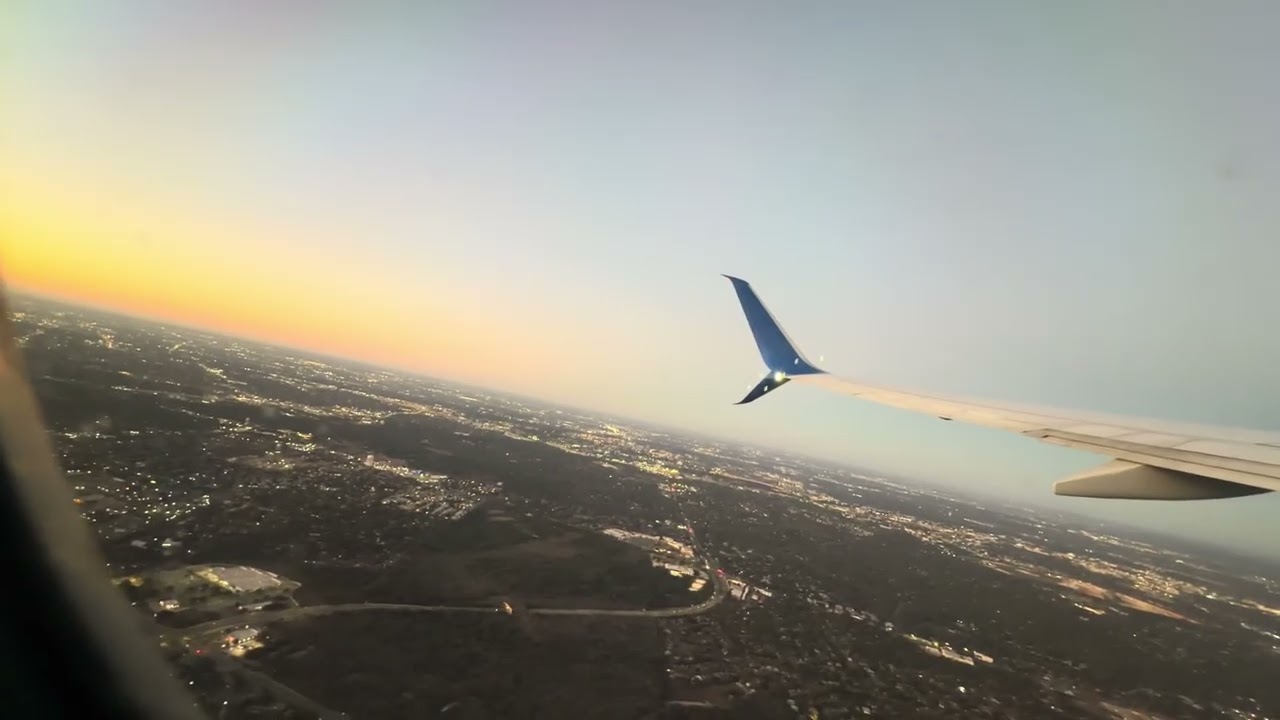 United Airlines Boeing 737-924ER taking off from San Antonio International Airport