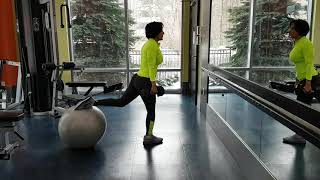 Lunge exercise on ball