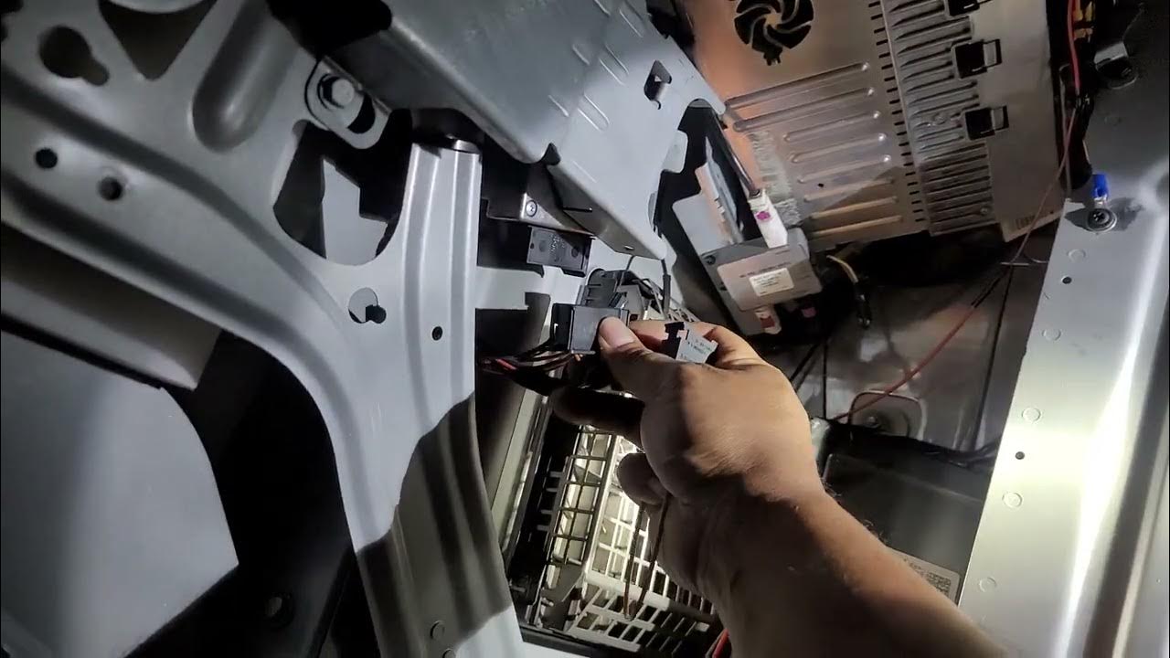 How to fix a Mercedes S550 2009 radio problem that keeps rebooting