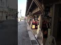 舟木一夫さん「ふるさとの乙女」。 わが心のふるさと三国の湊よ 去りてのちもなほわが思い出のなかに生きてあれ これは詩人三好達治の詩集「故郷の花」の一部ですが、三好さんが愛した東尋坊商店街に来ました。