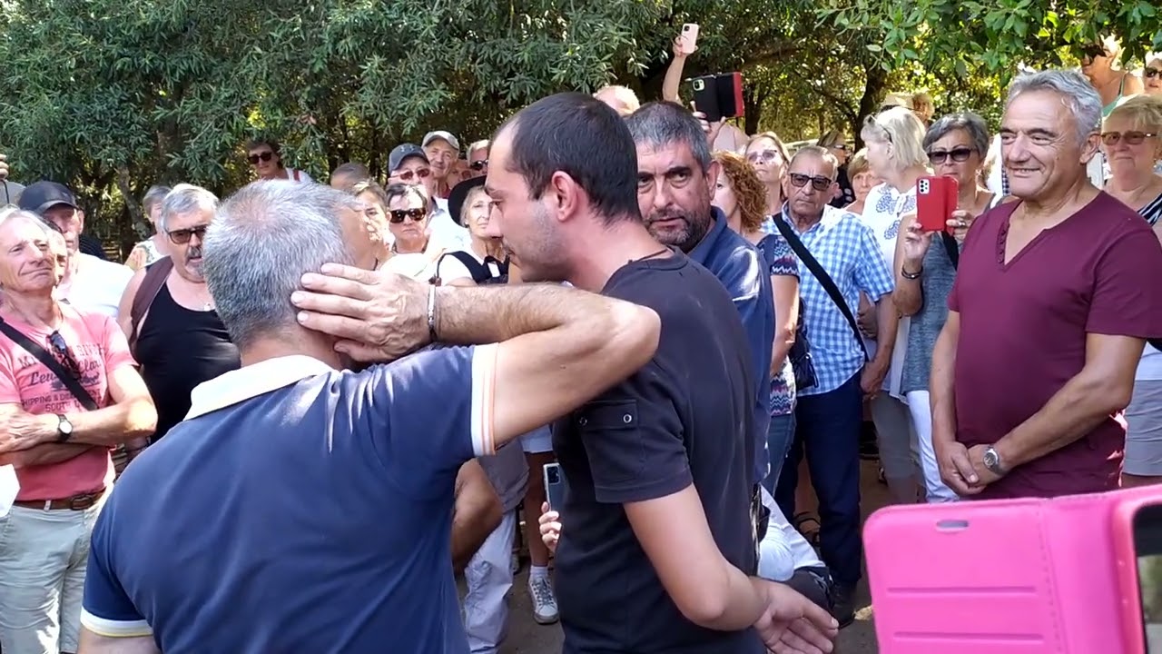 Orgosolo Barbagia a pranzo dai pastori sardi,con finale canoro con tonalità arcaiche.