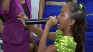 Ariane Loureiro aos 7 anos de idade louvando e já profetizando a gravação  do 1° Cd
