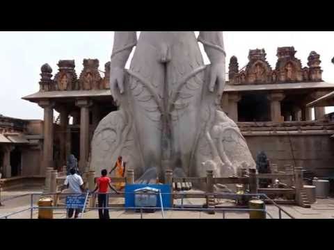 รูปปั้นสลักหิน พระพหุพลี หรือพระโกมมเฏศวร ที่วัดเชน เมืองศระวณเพฬโกฬา อินเดีย