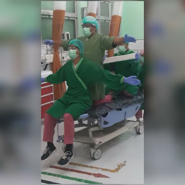 Tim medis garda terdepan,menghibur diri,