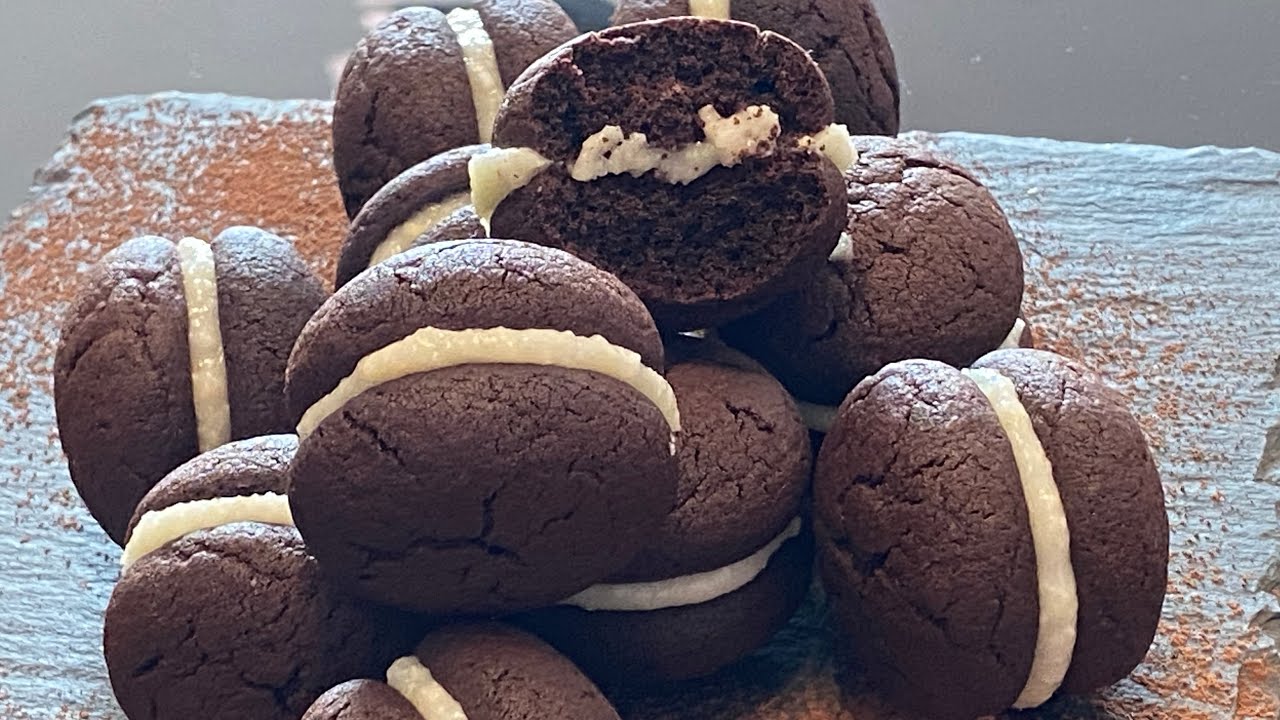 Petits biscuits au chocolat avec fourrage noix de coco حلوة بشكولاتة و جوز الهند YouTube Petits biscuits au chocolat avec fourrage noix de coco حلوة بشكولاتة و جوز الهند YouTube