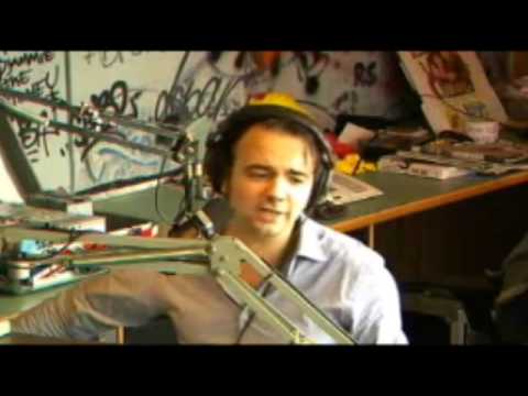 Gerard Ekdom zingt mee met Living Doll tijdens de Arbeidsvitaminen