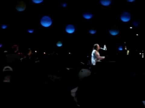 Regina Spektor - Ode to Divorce (McCarren Park Pool)