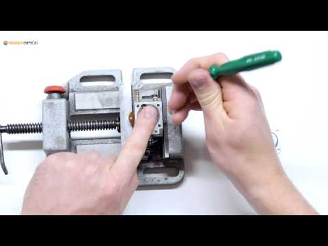 Video: Wie reinigt man einen Vergaser an einem Stihl Trimmer?