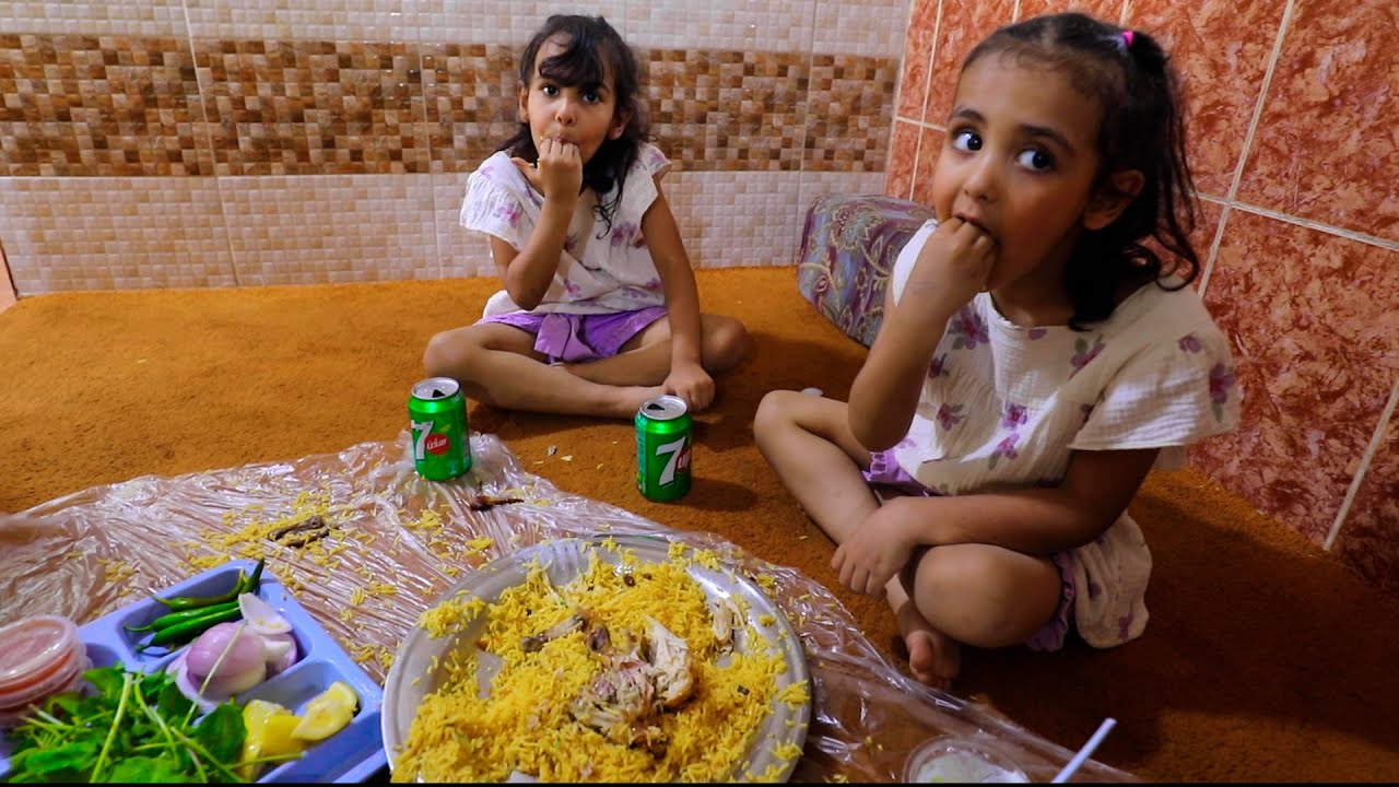 شفا وميمي اول مره يأكلون في مطعم بخاري!