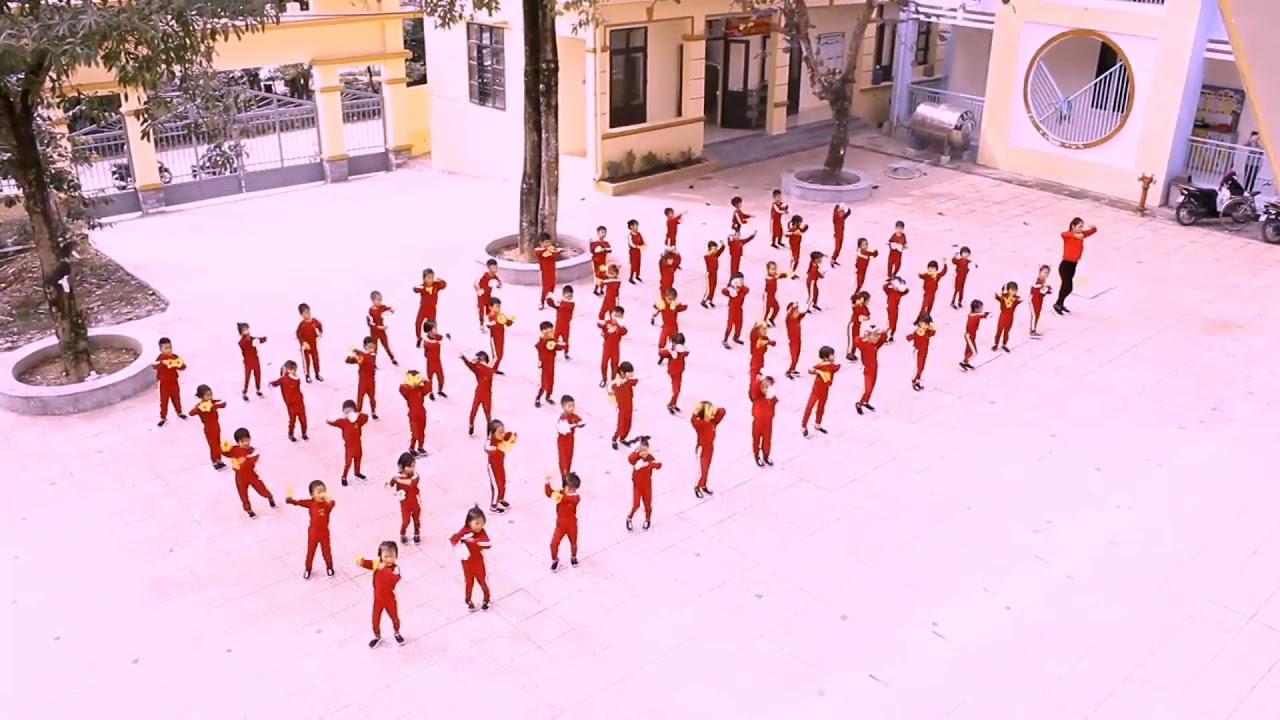 Bé vui khỏe đồng diễn