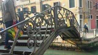 venezia : vista panoramica su rio dei tre ponti