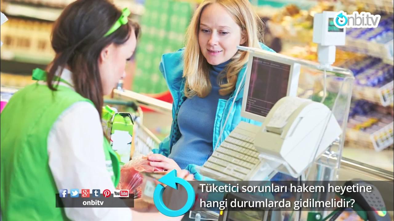 Расплачивается на кассе. Кассир. Человек на кассе. Продавец и покупатель. Человек на кассе.