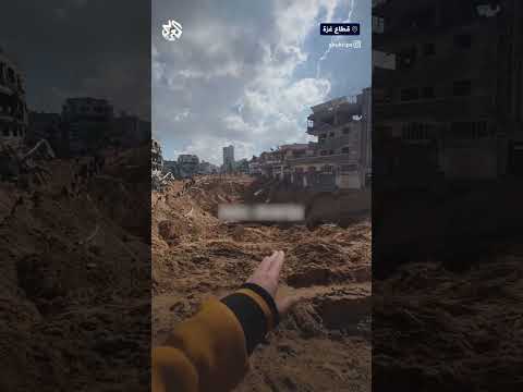 حفرة ضخمة صحفي يوثق حجم الدمار الذي خلفه الاحتلال في مفترق الصناعة غربي مدينة غزة